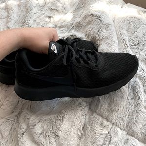 NIKE Woman’s Tajun shoe- Black - Size 8.5